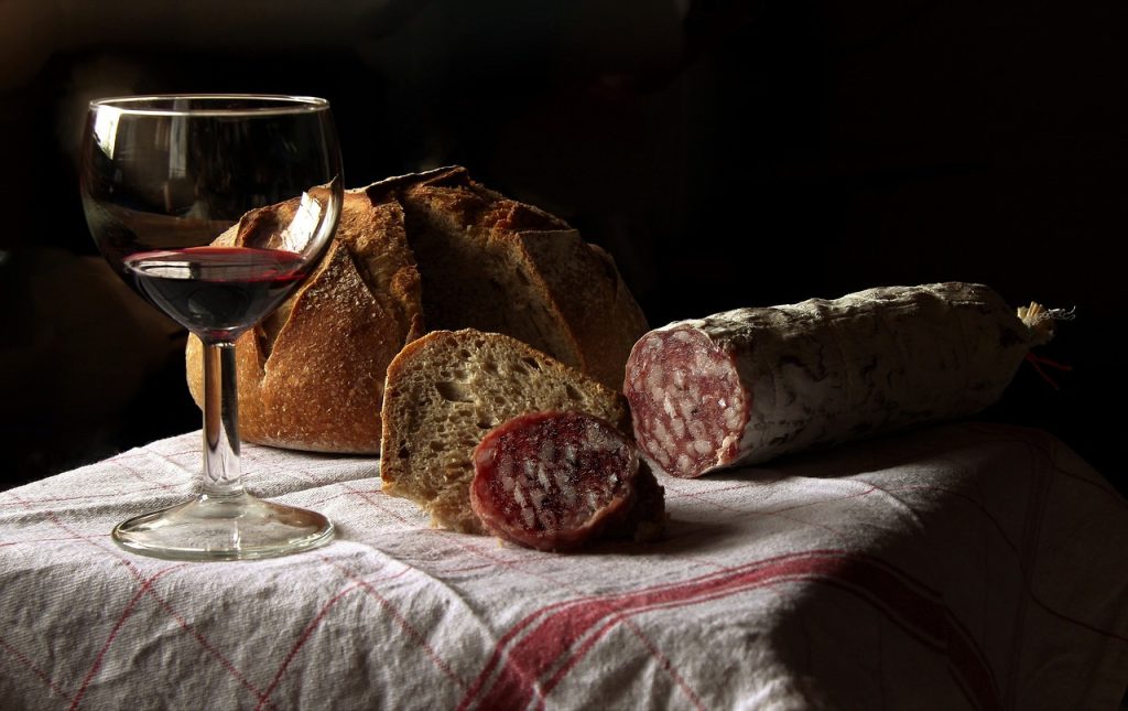 Rotwein Brot und Salami